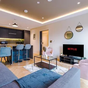 Apartment Exquisite Abode Sleeps 6! York